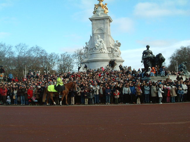 バッキンガム宮殿前で衛兵さんの交代式を待ちます。<br />すごい人です。ものすごいです。<br />でもこの写真、なんだか学校の集合写真みたい！？<br />