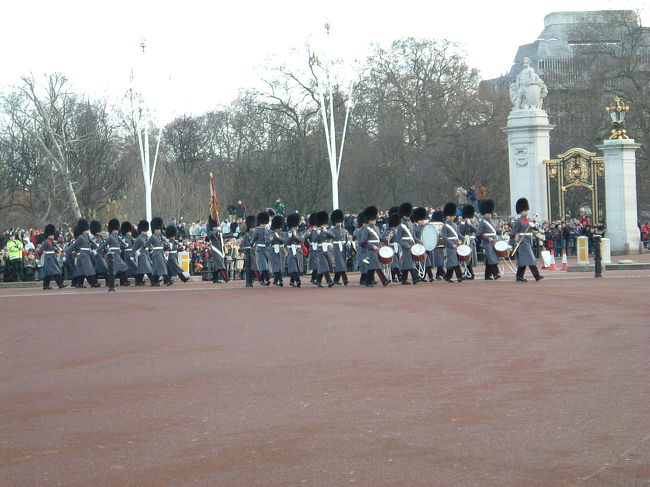 いよいよ衛兵さんが登場！<br />待ってる間に太陽も隠れてしまい、激寒になってきました。