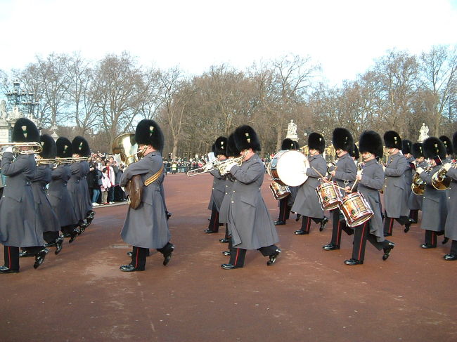 でも並んでたかいあって、結構前で見れました。<br />ちなみに門に向かって左のほうの道路際で待っていました。<br />なので、門の中で行われている交替の儀式（？）は見れませんでしたが、パレードは良く見えました。<br />