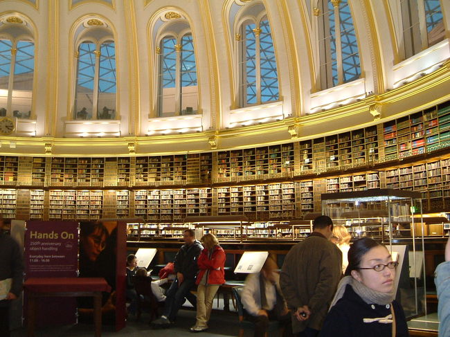 大英博物館の中の図書館？でしょうか？<br />新しくできたようです。<br />圧倒されるような空間です。