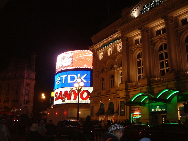 夕方、またまた友人とピカデリーサーカスで待ち合わせをして、大観覧車『ロンドン・アイ』に向かいます。