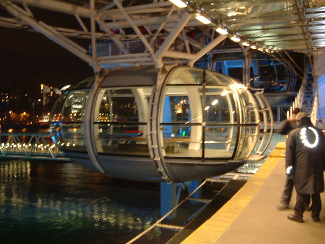 人気ありそうだから、人多いかな、と思ったのですが、この大きなガラス張りのカプセルには私と友人の二人だけでした。<br />高所恐怖症の私はちょいビビリました。
