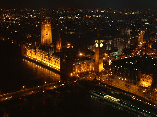 ロンドン・アイから見た『ビッグベン』。<br />下から見るのとはまったく違います。<br />ライトアップされてとってもキレイ