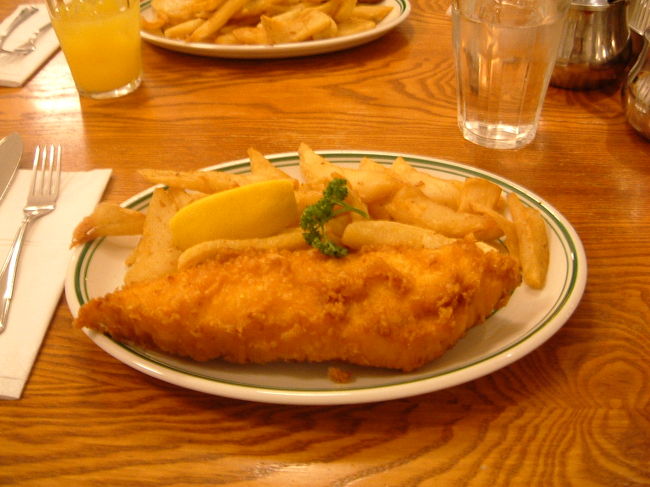 晩御飯に友人とロンドンに来たからには！と「フィッシュ＆チップス」に挑戦。<br />お隣に座ってた地元の家族っぽい人たちはすっかり平らげていましたが、私たちにはこのフライのオンパレードはきつかった・・・。<br />おいしいのはおいしいんですが、これだけあるとなあ。<br />しかもサラダとかもないし。<br /><br />ご馳走様でした。