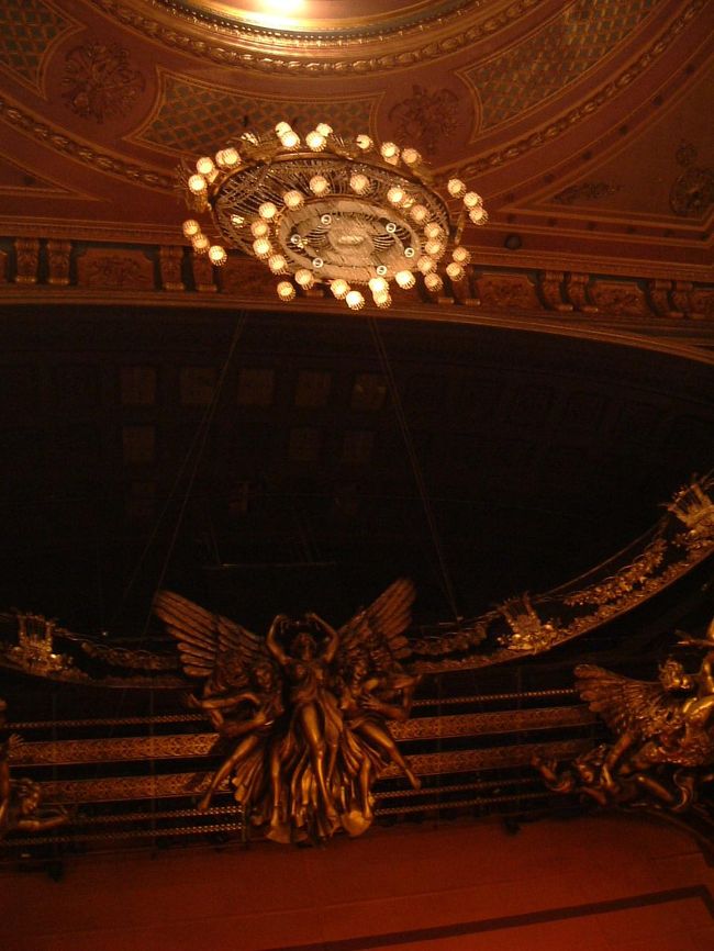 冒頭に何かが起きる！？<br />有名なシャンデリアです。