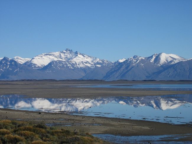 雪をかぶった山脈が、湖に鏡のように映り光る光景。<br />美しすぎて眩しいこの景色は、今でも目に焼きついています。