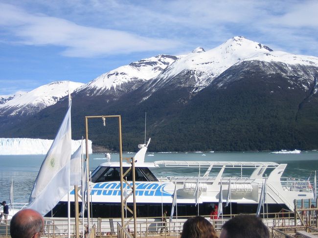 このボートに乗って、氷の近くまで行きます。