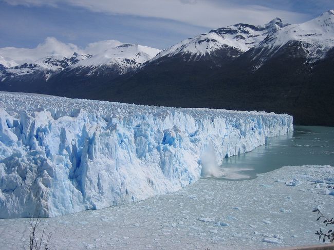 アイスは奥から少しずつ押し出され、一日に1m30cm動くそう。<br />この写真は、押し出されてきたアイスがすごい音を立ててガラガラと崩れ落ちてゆく様子。