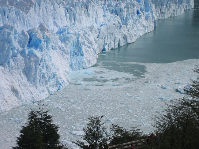 崩れ落ちたアイスが水面で輪を作りながら広がってゆき、氷の覆いを作り上げてゆきます。