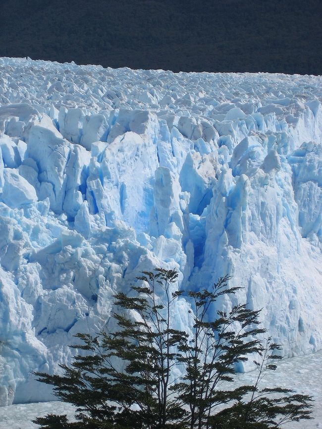 太陽の光で、藍く輝く氷。<br /><br />深い藍と真白の神秘。