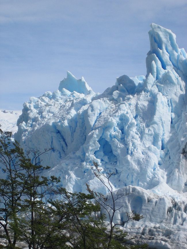 天に突き抜けてゆくような、剣先のように鋭く見える氷。<br /><br /><br />ここにたたずむ3時間の間にも、氷河の壁面の形はどんどん変わっていった。<br />自然の成す業にただただ感嘆。<br />