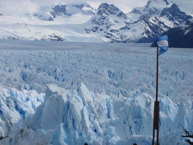 水色と白のアルゼンチンの国旗と、この藍い氷河がうまく絵になっている場所。<br />（旗は風で揺れてしまって上手く写っていないけれども）<br /><br />南極を想像させる感じ。