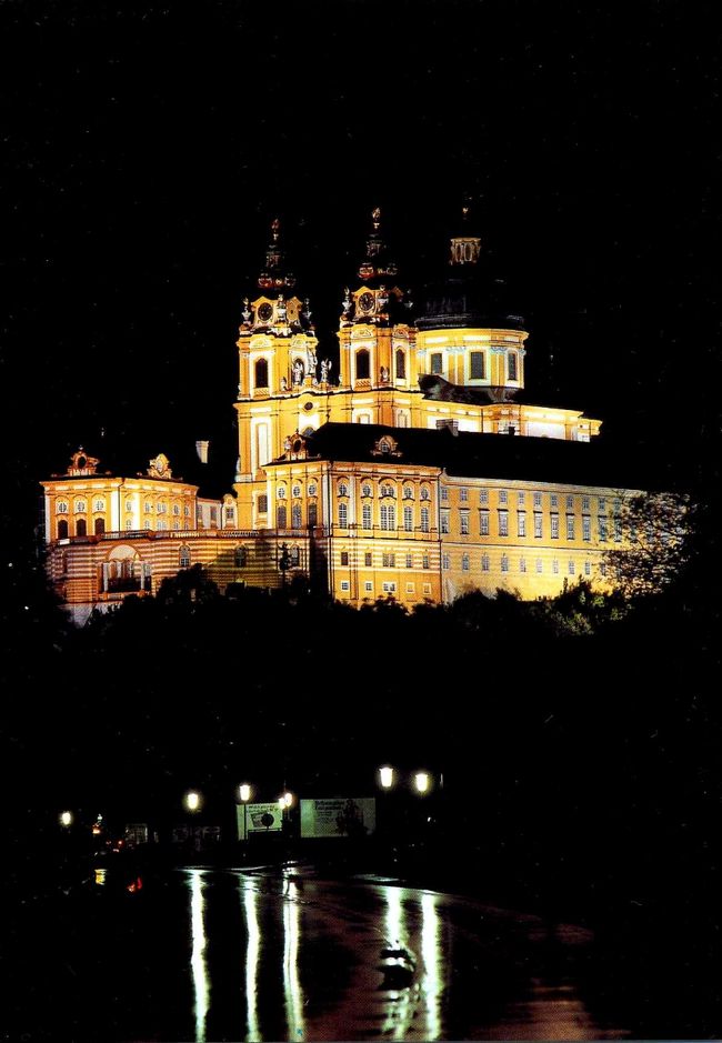 夜のメルクはこのように<br />浮かんで見えます。<br />夜景が全滅してしまったので<br />ポストカードで申し訳ありません。<br />泊まってまで見たかったこの風景...感動でした。