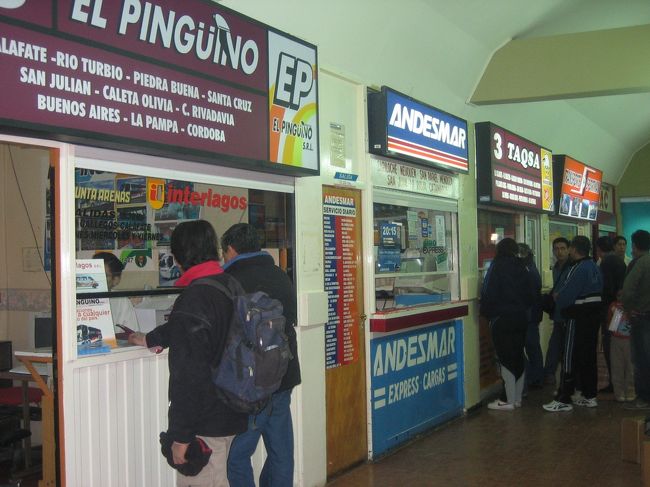 オムニバスの会社は沢山あります。<br />これはチケット売り場の写真。