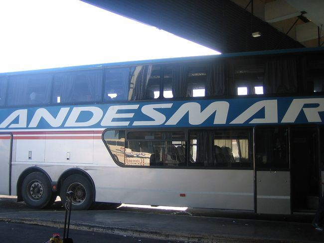 沢山ある会社の中でも、ANDESMARのサービスが一番良いです。<br /><br />カンマ、セミカンマと呼ばれる、ベッドタイプのシートがあり、カンマは通常4席（2階建てバスの下が全てカンマ）しかないため、早めの予約が必要です。<br /><br />カンマはとても心地良く、ゆったり気分でのバス移動になります。<br />