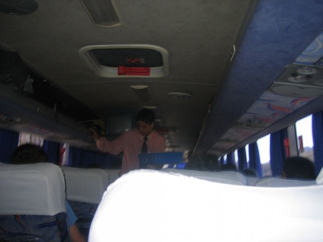 乗務員は全て男性でした。<br />長時間で、大変だと思います・・・