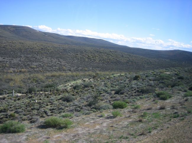 車窓からは、このように何もない荒野が続いたり