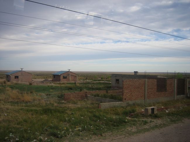 このような、私たちの通常の暮らしからは想像できないような家々が見られたりし、