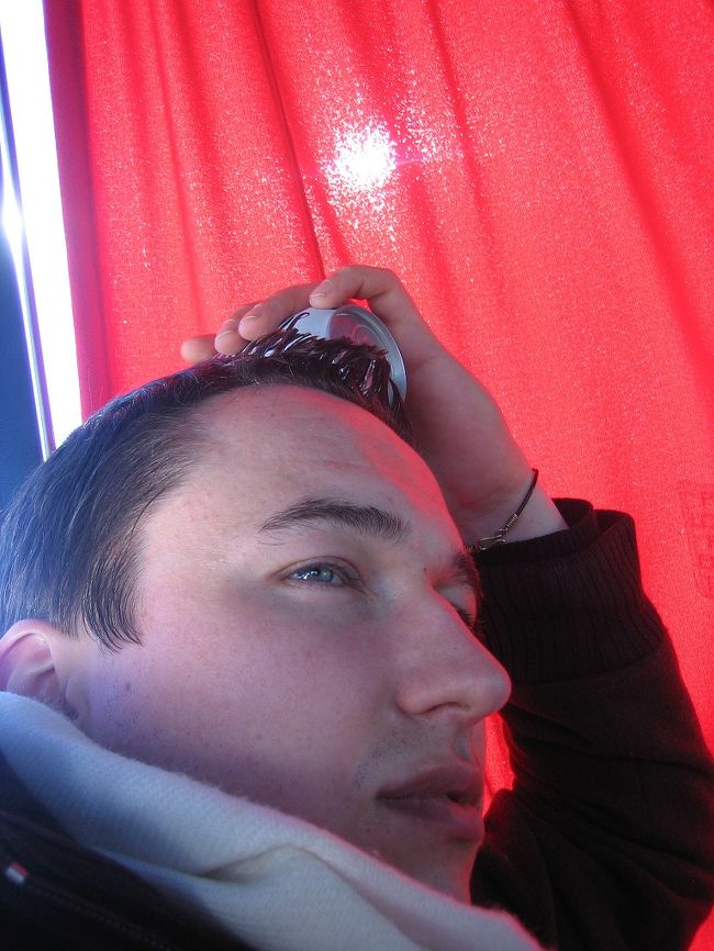 これはオマケ。<br /><br />気をつけないと、この人（私の夫）のようにバスの入り口に頭をぶつけたりしますので、気をつけましょう。（笑）<br /><br />不機嫌そうな顔をしていますが、ハイ、自分のせいですね（笑）。