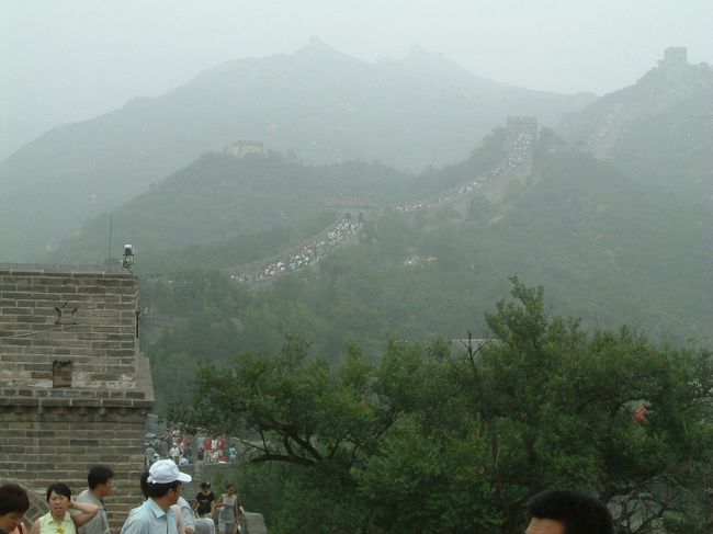 翌日、朝一は万里の長城へ。