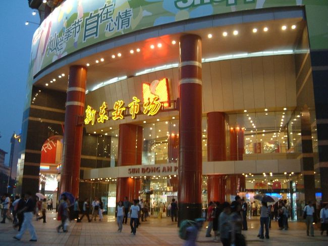 夜はメインストリートへ繰り出してみました。