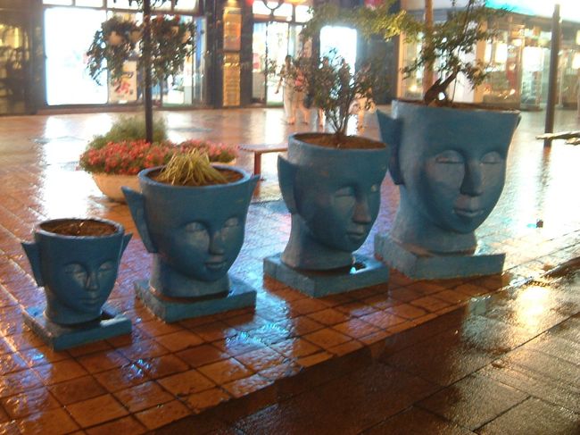 なにかの展示会だったみたいで、通り沿いに色んな作品が飾ってありました。<br />ちょっと怪しい作品があったので一枚。