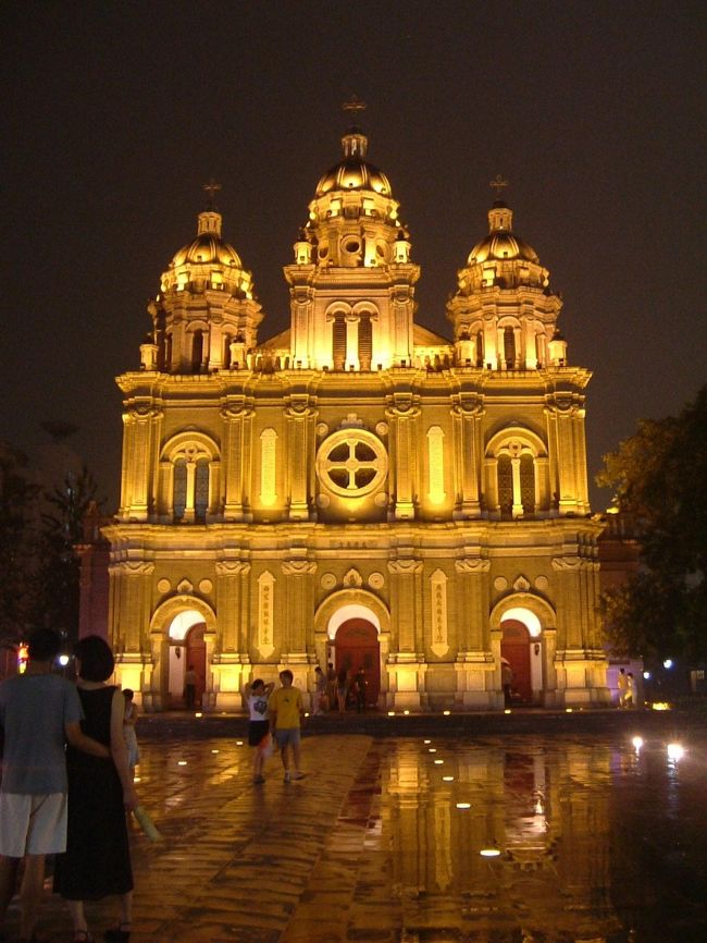 何の建物か分かりませんが、キレイなライトアップだったので撮ってみました。