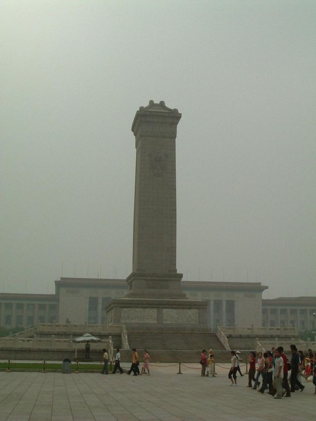 ここで凄惨な事件が起こったなんて、今となっては思えないほど静かです。<br />ガイドさんは当時学生だったらしく、友人たちはデモに参加したそうです。<br />