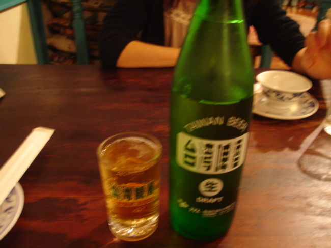 とりあえずビール！<br /><br />台湾ではだいたいメニューに生ビールと書いてあるとこのビンビールが出てきます。ジョッキビールが懐かしい気もするけどやっぱ台湾料理には台湾ビールですよ！