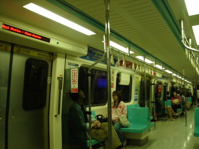 MRT板柵線車内。とってもきれいで案内もわかりやすいのですぐにMRTは不安なく乗りこなせます。