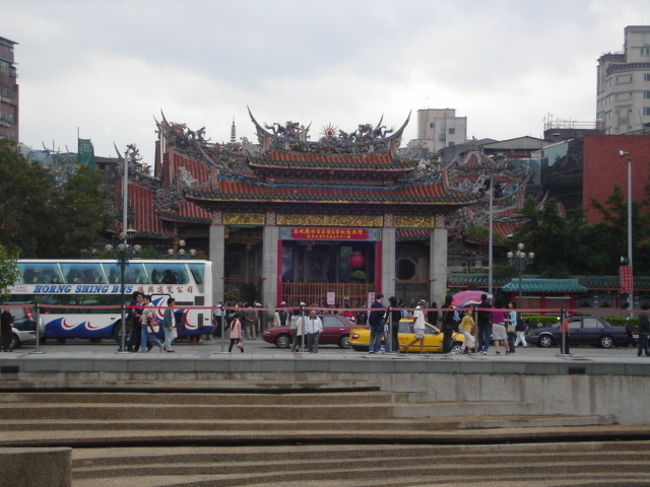 ホテルの近くにある龍山寺。このお寺の向かいにある公園内にMRT「龍山寺駅」入り口があります。地下街もお店が結構あってなんでもそろうかも。<br /><br />麒麟ホテルからは西門へも歩いていくことができます。ななとも的には西門は台北の原宿！おもしろいものが満載だし週末は商店街が夜市に変身するので大好きな街です。