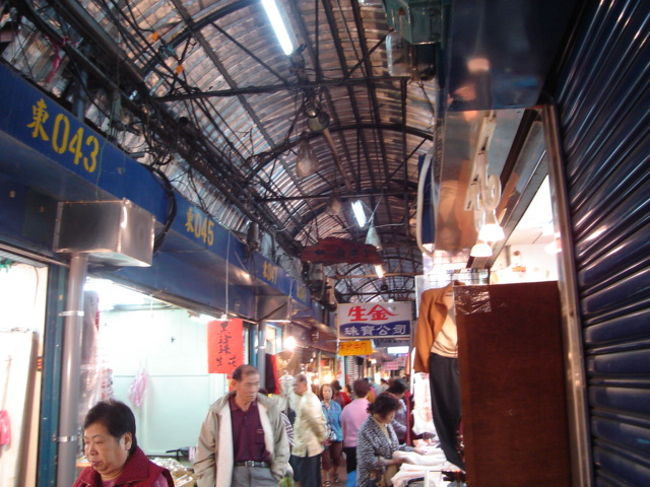 朝市の風景<br />狭い路の両側にいろんなお店がぎっしり！食欲そそられる店もあれば…直視しがたい陳列物がある店も…やっぱ夜市とは違って新鮮なものが…