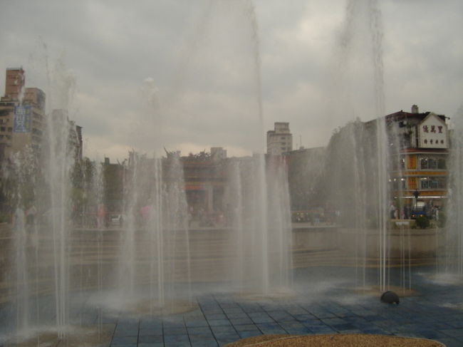龍山寺前の公園の池に朝水が入るときにすごい勢いで水がでてきてびっくり！後ろの寺がみえないぐらいになりました！！！