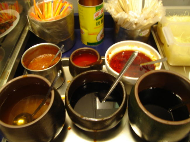 たれをトッピングの品々。ここではお茶もセルフサービスです。