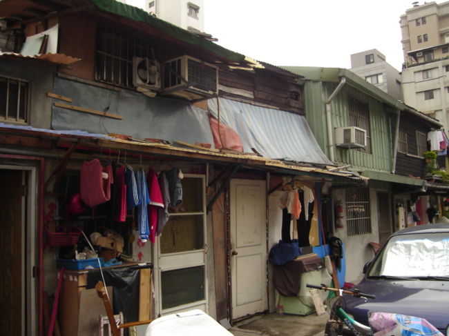 食後はやっぱお散歩もかねて次の目的地まで歩きます。家の窓もドアもあけっぱなしで中丸見え！こういう雰囲気好きだなぁ。