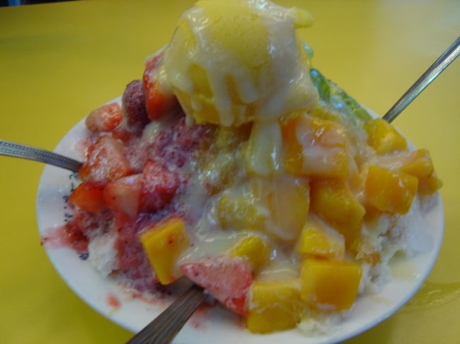 マンゴー大好きともは台北に来たらこれをたべずにはいられません！夏はマンゴーだけのマンゴーカキ氷が満喫できますがマンゴーのシーズンが終わるとこれでがまん！っていってもイチゴとキウイとマンゴーと贅沢なコンビネーションで最高☆