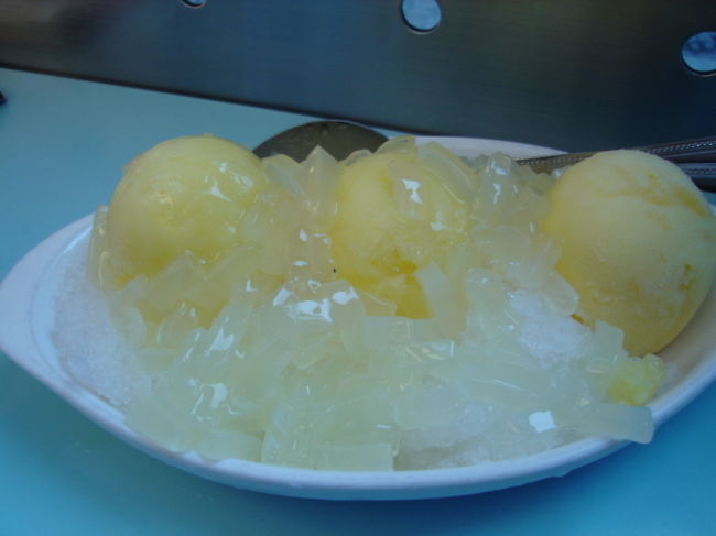 さっそく注文。<br />追加注文でお店の人になながひつこく「ここで食べるの？」って念をおされちゃったらしい（笑）<br /><br />３スクープものってました！どひぃ〜<br />これで100元なかなか贅沢ですね〜