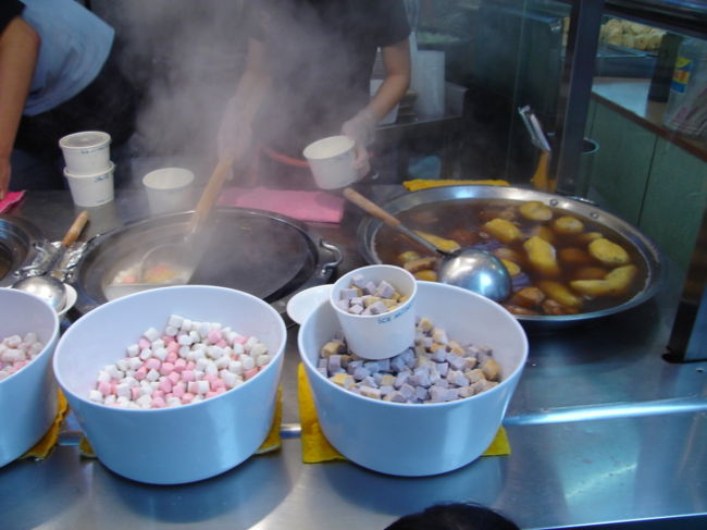実はカキ氷屋さん店内に結構な割合で温かいものを食べてる人がいてこれまたうまそう！どーなってんの？って思ったらお店の横っちょに屋台みたいなお店が。どーやら同じ店のようです。台湾版おしることサツマイモを黒蜜と生姜で煮込んだものが売られてます。それぞれ50元でトッピングも15元でできるようです。