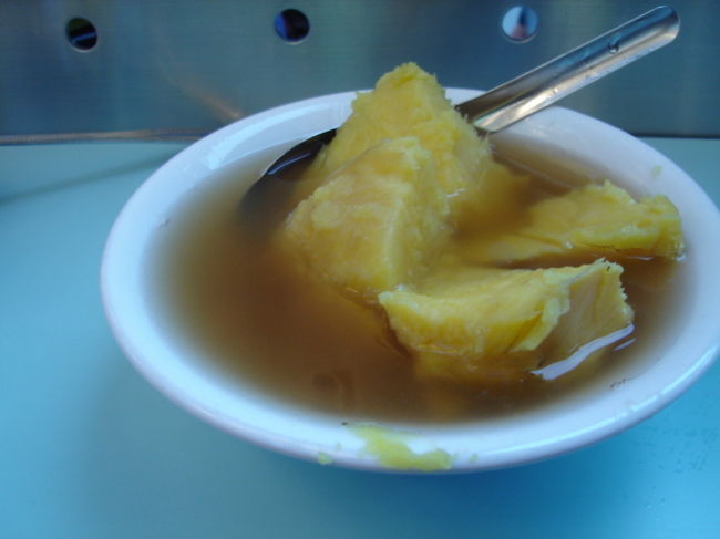 我慢できずにサツマイモの生姜煮をゲッツ！お店の人もななも呆れ顔でしたがななはカキ氷で冷え切っていたので生姜汁を「あったまる〜」って飲んでました。<br /><br />デザート3連発でさすがにともの胃袋も満員御礼でした。