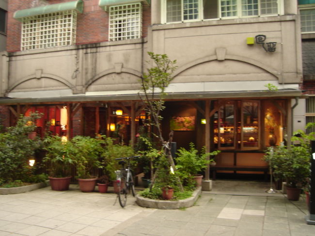 その健康歩道のすぐ向かいにあるのが有名な茶藝館<br />回留があります。前回はここでまったりしましたがこじゃれててななとも的にはもうちょっと肩の力が抜ける御茶屋さんが好みかなぁ。<br /><br />UAL:　www.gnavi.co.jp/world/asia/taipei/8101003/