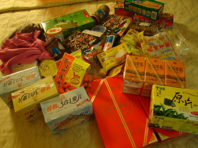 荷物が増えすぎたのでいったんホテルに戻りました。<br />本日の戦利品たち♪