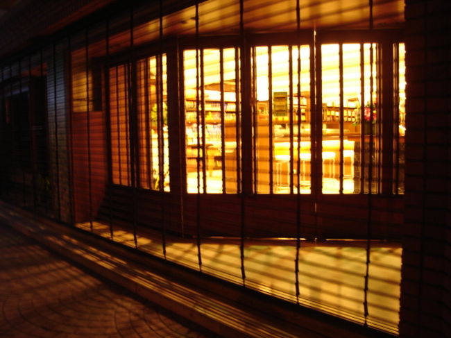 閉店間際でベーグルが5個しか残ってなかったけどすべてお買い上げ。二人が店を出たとたんにシャッターがおりちゃいました。間に合ってよかったぁ〜