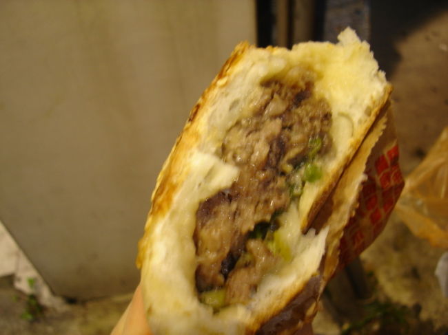 中のお肉は胡椒がきいててジューシー外の皮はぱりぱりでおいちぃ〜