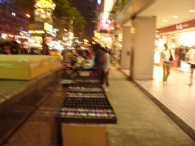 大通りはもぉ露天だからで目がきょろきょろしちゃってすぐにバーゲン交渉しちゃいます。今回はななともおそろでTシャツ購入！