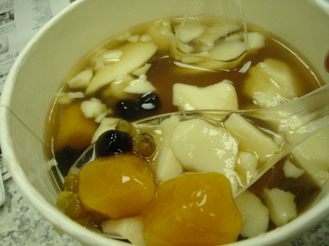 総合豆花の温かいのをチョイス！トッピングはサツマイモ、緑豆、もちろんQQ（タピオカ）です。ここのQQの名店なのでなにはともあれタピオカがマストアイテム！お店の人も半強制的に勧めてくれますよ。日本語メニューはないけど日本語通じます！