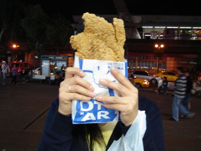 でかーーーい！これで45元は最高のコストパフォーマンスでしょ。並んで順番が来ると「辛、不辛？」って聞いてくれるので毎度「らーーーっ」って叫ぶと辛い粉をぶっかけてくれます。たまらんお味！ 