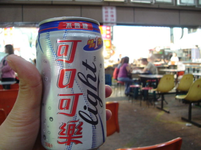 ちょっと一息…炸裂チキンとコーラの相性ばつぐんですぅ〜