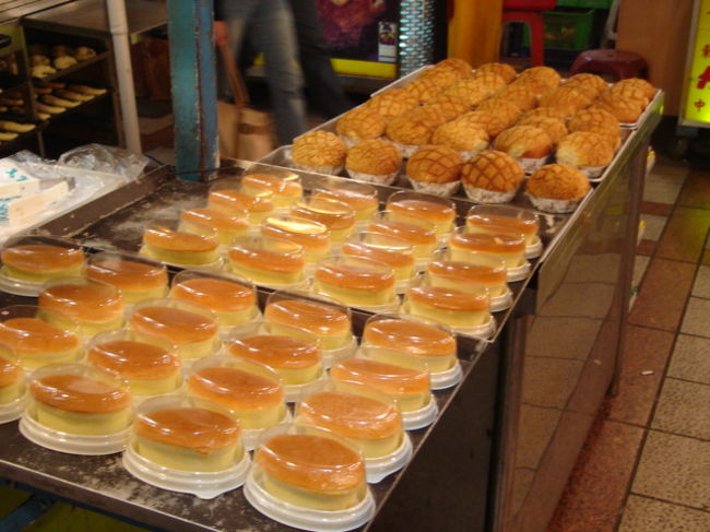 手前は今回台北でやたらみかけたチーズスフレ風なもの。流行に間違いないっ！ <br />奥はちょっと多分メロンパン…こちらも以前は屋台でみなかったものだなぁ