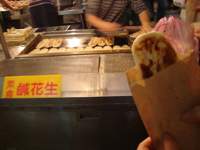 士林の〆は牛舌餅<br />形が牛タンっぽいからこの名前だとは思いますが<br />味はカリカリの生地にピーナッツがいっぱいって感じであっさり素朴ながらおいしいです。