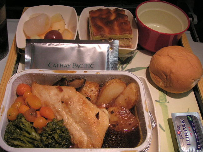 今回はてるみくらぶの格安ツアーを利用しました。<br />直前まで飛行機もホテルもわからないのでドキドキ！<br />結局キャセイ利用でホテルはキリンでした。<br />滞在時間は短いけどツアー代金が安いから仕方ないね。<br /><br />キャセイの機内食。<br />チキンをチョイス。やわらかくてとても美味しかったです。<br /><br />てるみくらぶHP　http://www.tellmeclub.com/